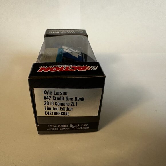NASCAR 2019 Kyle Larson Credit One Bank 1:64 Diecast - Picture 2 of 2